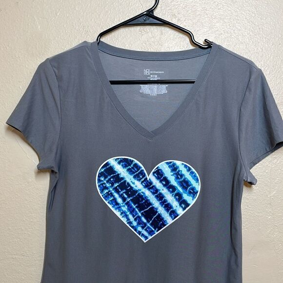 No Boundaries women's M(7-9) t-shirt gray "Heart" on front v-neck short sleeve - Picture 2 of 11